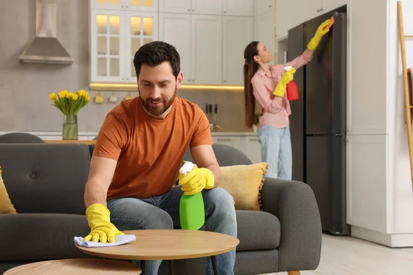 Jarní Úklid Krásný Pár Uklidit Obývací Pokoj Kuchyň Spolu — Stock fotografie