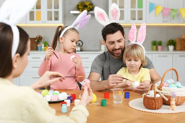 Glückliche Familie Bemalt Ostereier Tisch Der Küche — Stockfoto