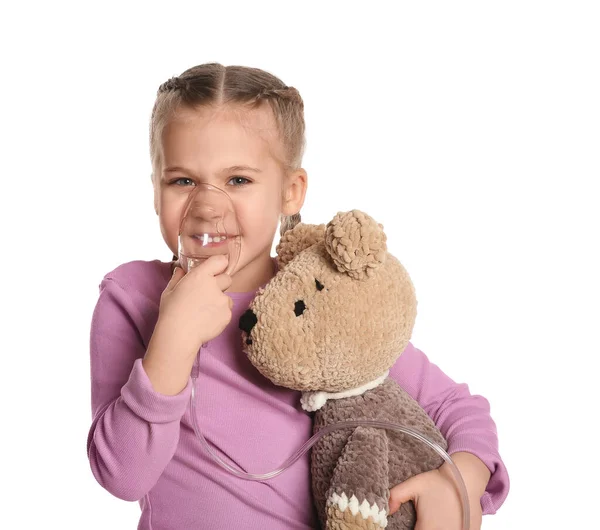 Menina Com Urso Brinquedo Usando Nebulizador Para Inalação Fundo Branco — Fotografia de Stock