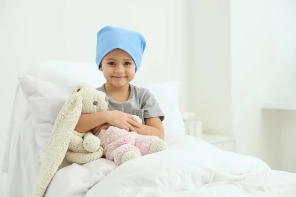 Barncancer Flicka Med Leksakskanin Sjukhus — Stockfoto
