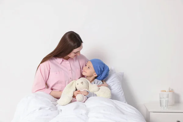 Childhood Cancer Mother Daughter Toy Bunny Hospital — Stock Photo, Image