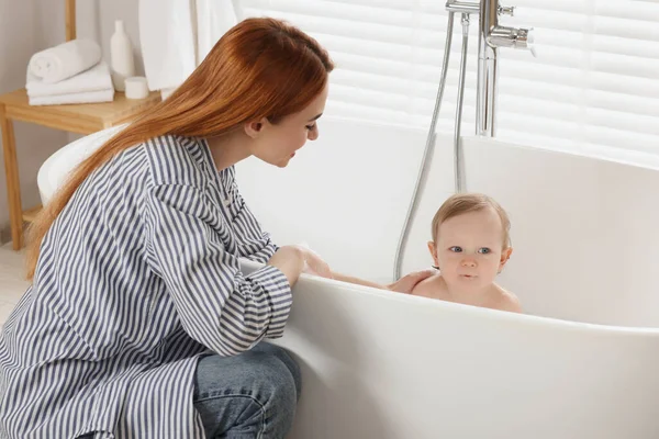 Μητέρα Πλένει Μωράκι Της Στην Μπανιέρα Στο Σπίτι — Φωτογραφία Αρχείου