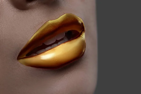 Jovem Mulher Com Belos Lábios Ouro Fundo Cinza Close — Fotografia de Stock