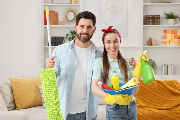 Frühjahrsputz Paar Mit Waschmittel Und Wischmopp Wohnzimmer — Stockfoto