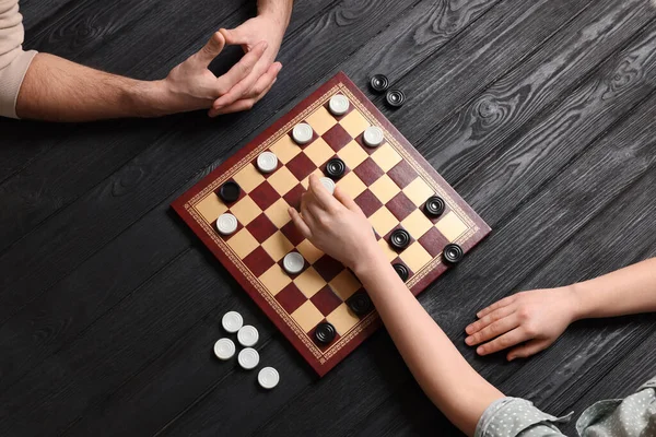 Man Playing Checkers Woman Black Wooden Table Top View — Stock Photo, Image