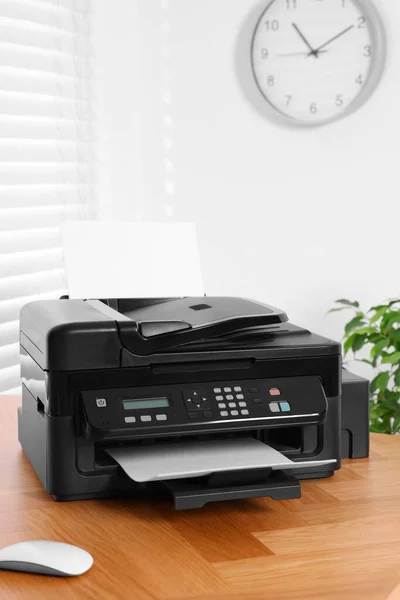 在总公司的木制桌子上有纸张的现代打印机 — 图库照片