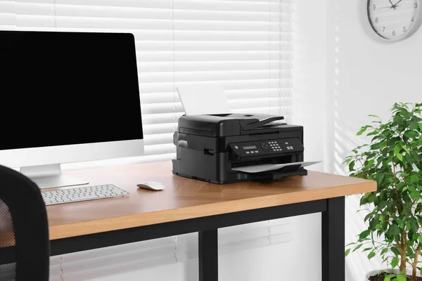 Impresora Moderna Con Papel Cerca Computadora Mesa Madera Casa Oficina — Foto de Stock