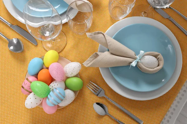 节日桌上摆满了彩绘的鸡蛋 盘子和餐具 平铺着 复活节庆祝活动 — 图库照片