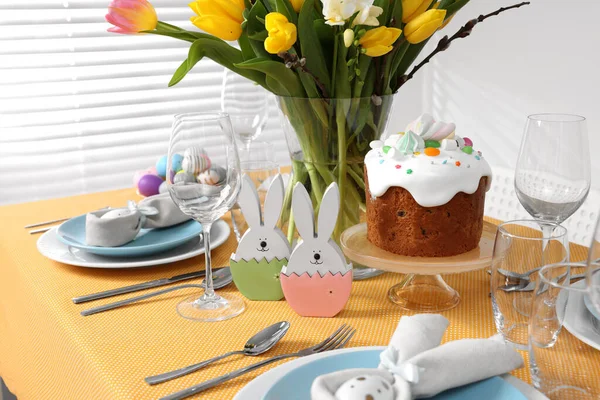 Festive Table Setting Traditional Easter Cake Vase Tulips — 图库照片