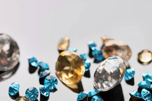 Különböző Gyönyörű Drágakövek Ékszerek Tükör Felületén Közelkép Szöveg Helye — Stock Fotó