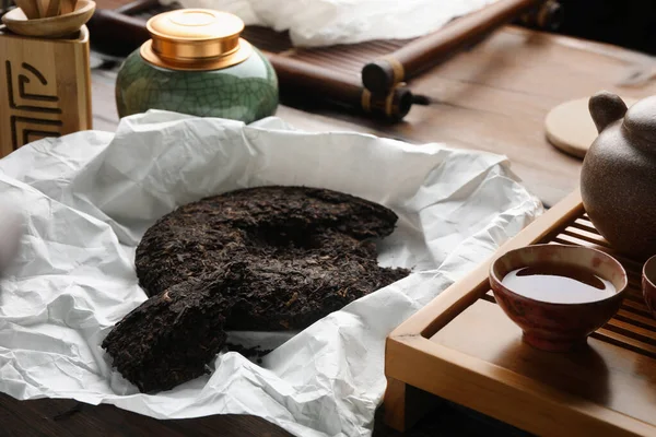 Aromatyczny Erh Drewnianym Stole Herbata Fermentowana — Zdjęcie stockowe