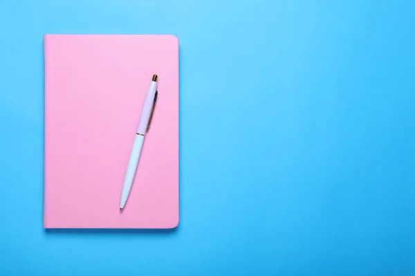 Розовый Блокнот Ручка Светло Голубом Фоне Вид Сверху Пространство Текста — стоковое фото