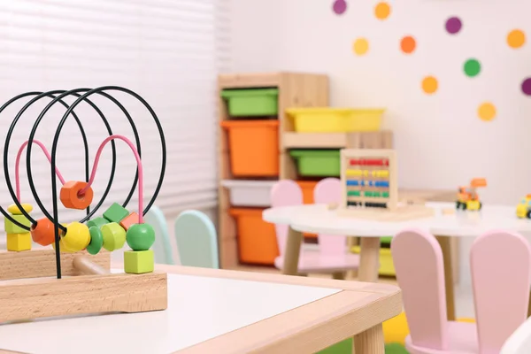 Spielzeugperlen Labyrinth Auf Holztisch Spielzimmer Platz Für Text Kindergarten Innenausbau — Stockfoto