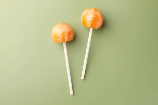 Lollipops Saborosos Fundo Verde Flat Lay — Fotografia de Stock