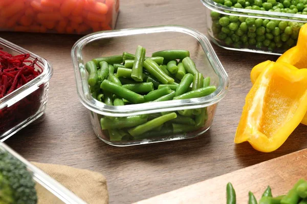 Yeşil Fasulyeli Konteynırlar Ahşap Masada Taze Ürünler Yiyecek Deposu — Stok fotoğraf