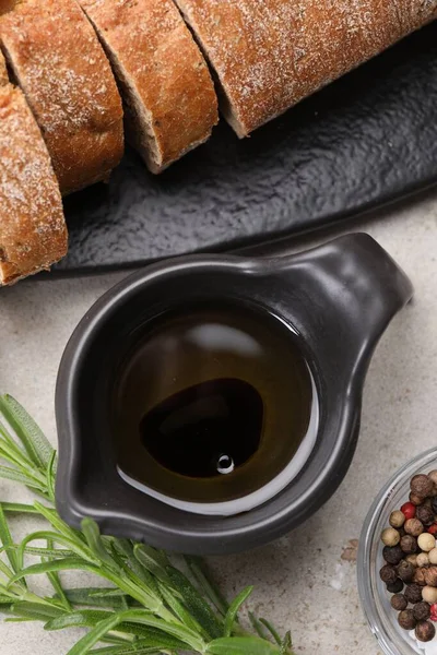 油と有機バルサミコ酢の鍋 ベージュテーブルのスパイスとパンのスライス フラットレイアウト — ストック写真