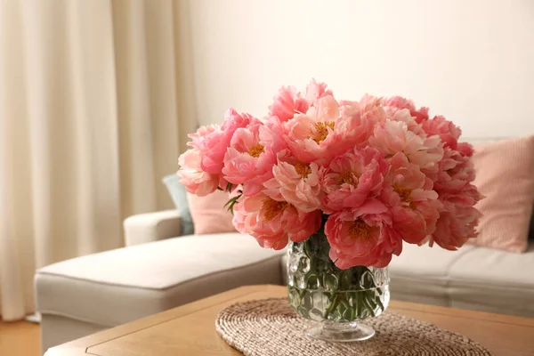 Όμορφες Ροζ Παιώνιες Βάζο Στο Τραπέζι Στο Σπίτι Χώρος Για — Φωτογραφία Αρχείου