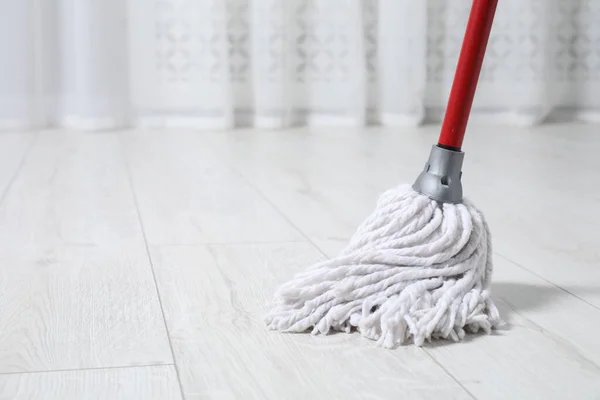 Limpeza Chão Parquet Sujo Com Esfregão Dentro Casa Espaço Para — Fotografia de Stock