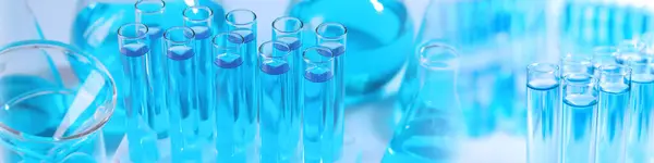 Kémia Kémiai Kutatás Különböző Laboratóriumi Üvegáruk Kollázsa Folyadékkal Kék Tónusú — Stock Fotó