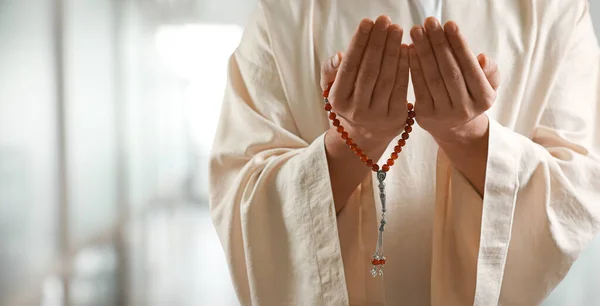Muslim Pria Dengan Misbaha Berdoa Latar Belakang Kabur Closeup Desain — Stok Foto