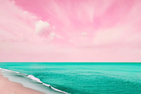 Fantastic Pink Sky Turquoise Ocean Sandy Beach — Stock Photo, Image