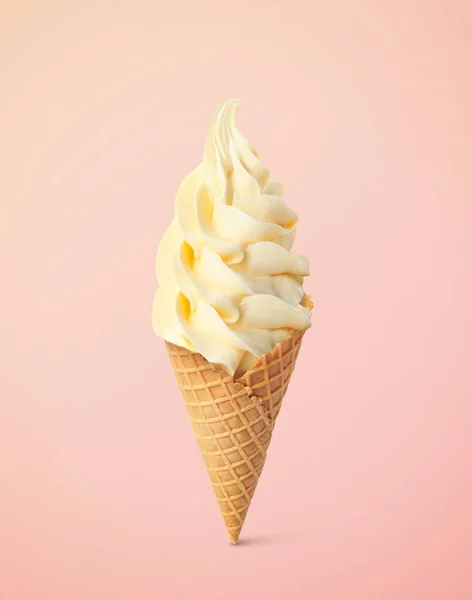 부드럽고 맛있는 바닐라 아이스크림 파스텔 바삭바삭 원추형으로 — 스톡 사진