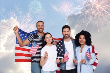 4 Temmuz - Amerika 'nın Bağımsızlık Günü. Amerika Birleşik Devletleri bayraklarını havai fişeklerle havada tutan mutlu arkadaşlar