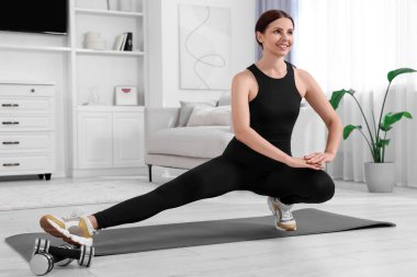 Sabah rutini. Mutlu kadın evde esneme egzersizi yapıyor. Metin için boşluk