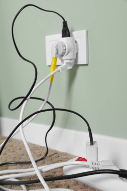 Prizdeki farklı elektrik prizleri ve içerideki zemindeki güç şeridi, yakın plan.