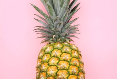 Pembe arka planda nefis olgun ananas, üst manzara.