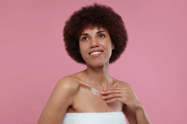Mooie Jonge Vrouw Aanbrengen Crème Lichaam Roze Achtergrond — Stockfoto