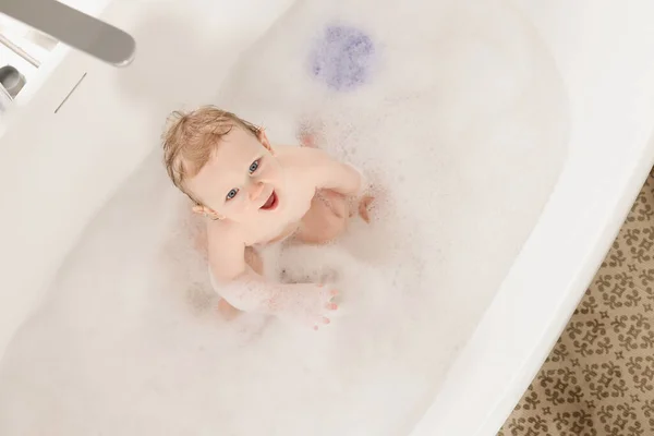 Niedliches Kleines Baby Beim Baden Der Badewanne Hause Von Oben — Stockfoto