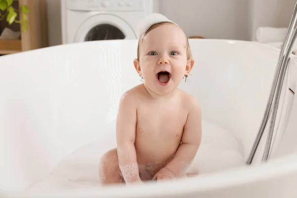 Lindo Pequeño Bebé Bañándose Bañera Casa — Foto de Stock