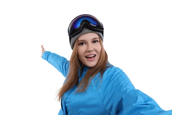 美しいです女性でスキーゴーグル取りますセルフ上のホワイト背景 — ストック写真