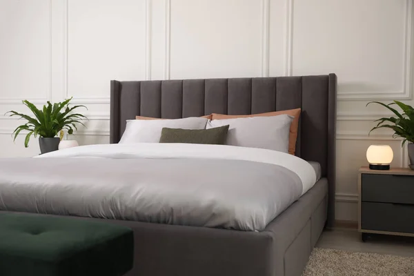 スタイリッシュな客室には枕と寝具を備えた快適なベッド インテリアデザイン — ストック写真