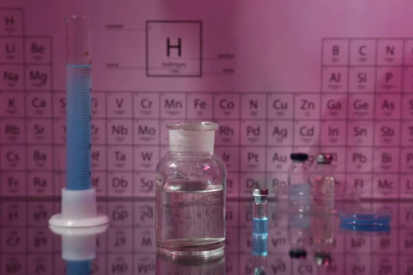 Afgestudeerd Cilinder Flessen Spiegeloppervlak Tegen Periodiek Systeem Van Chemische Elementen — Stockfoto