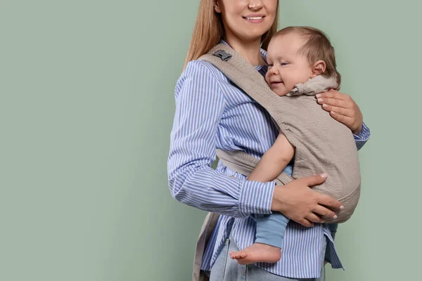 Mor Håller Sitt Barn Lyftsele Baby Bärare Oliv Bakgrund Närbild — Stockfoto