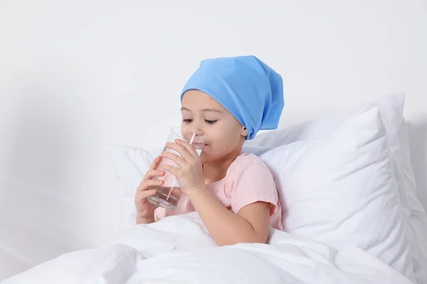 Rak Dzieciństwa Dziewczyna Pije Szklankę Wody Łóżku Wewnątrz — Zdjęcie stockowe