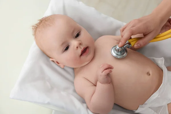 儿科医生在诊所用听诊器检查可爱的小宝宝 特写镜头 — 图库照片
