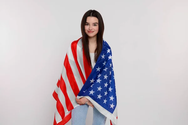 Lipca Dzień Niepodległości Usa Szczęśliwa Dziewczyna Amerykańską Flagą Białym Tle — Zdjęcie stockowe