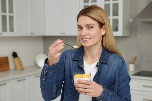 Mujer Comiendo Sabroso Yogur Con Cuchara Cocina —  Fotos de Stock