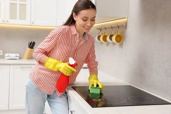 Limpieza Primavera Mujer Joven Ordenando Cocina Casa — Foto de Stock