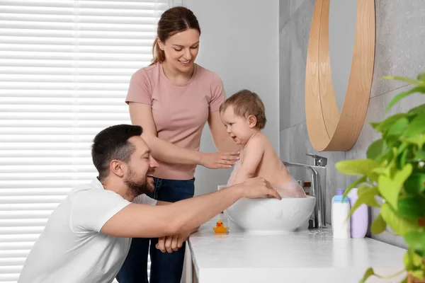 Ojciec Matka Myją Swoje Małe Dziecko Zlewie Domu — Zdjęcie stockowe