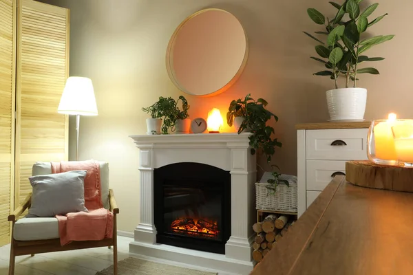 居心地の良いリビングルームで快適なアームチェアの近くにスタイリッシュな暖炉 インテリアデザイン — ストック写真