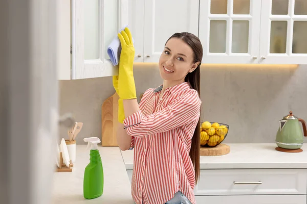 Limpieza Primavera Mujer Joven Ordenando Cocina Casa —  Fotos de Stock