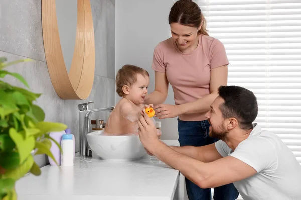 Vater Und Mutter Waschen Ihr Kleines Baby Hause Waschbecken — Stockfoto