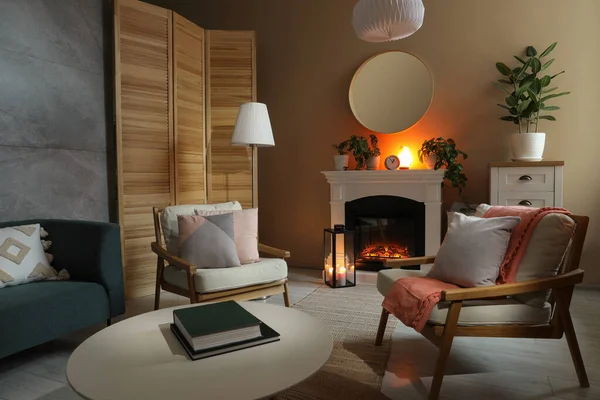 Stilvoller Kamin Neben Bequemen Sesseln Und Couchtisch Gemütlichen Wohnzimmer Innenarchitektur — Stockfoto