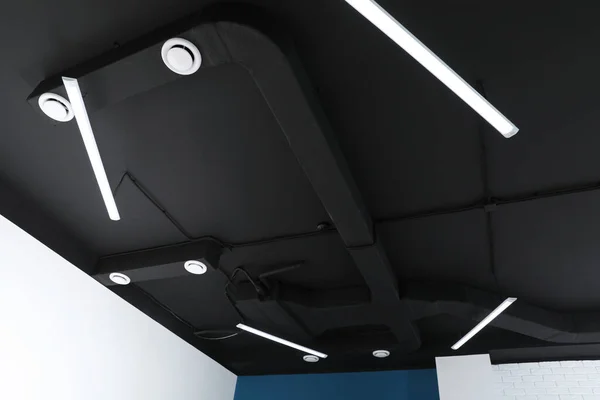部屋の近代的な照明と黒の天井 低角度のビュー — ストック写真
