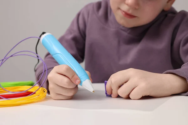 Мальчик Рисует Стильной Ручкой Белым Столом Крупным Планом — стоковое фото