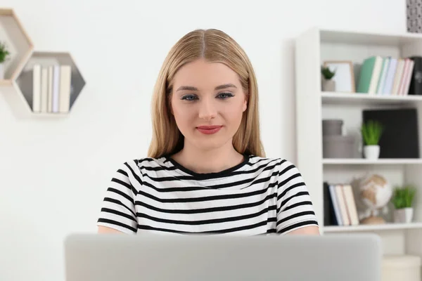 Thuis Werken Vrouw Werkt Laptop Kamer — Stockfoto